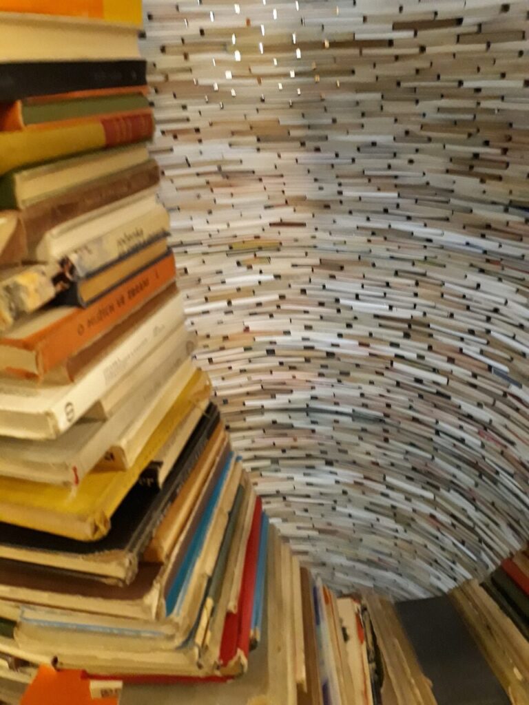 studnia zrobiona z książek