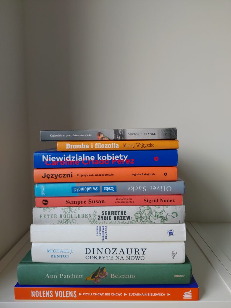 Stos książek do czytania